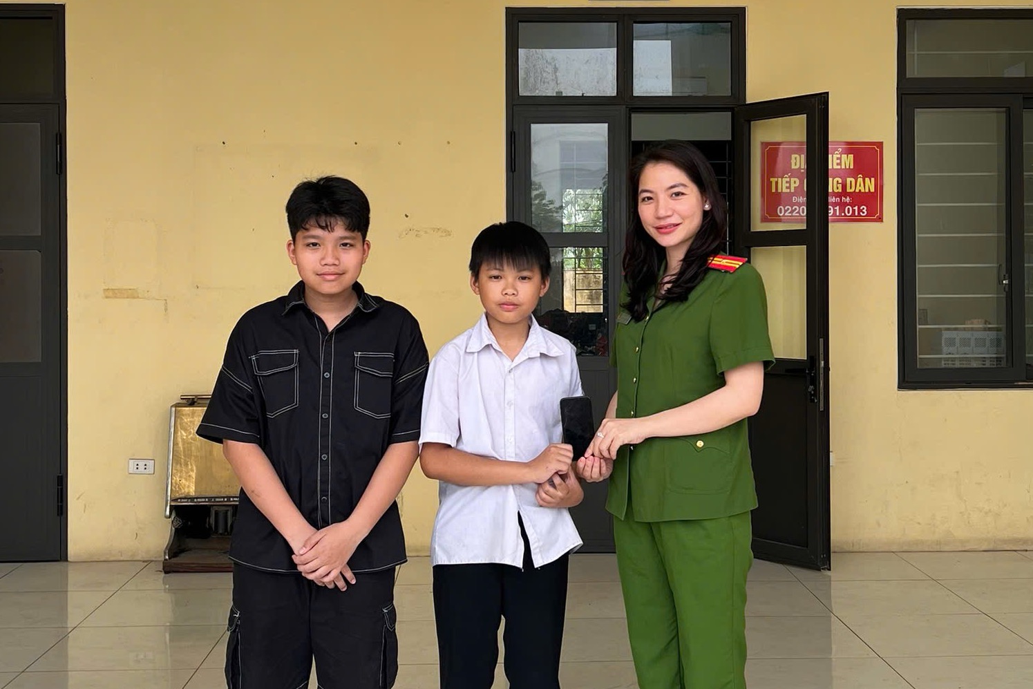 Hai học sinh nhặt được điện thoại di động và bàn giao cho Công an phường Tứ Minh để trao trả người đánh rơi